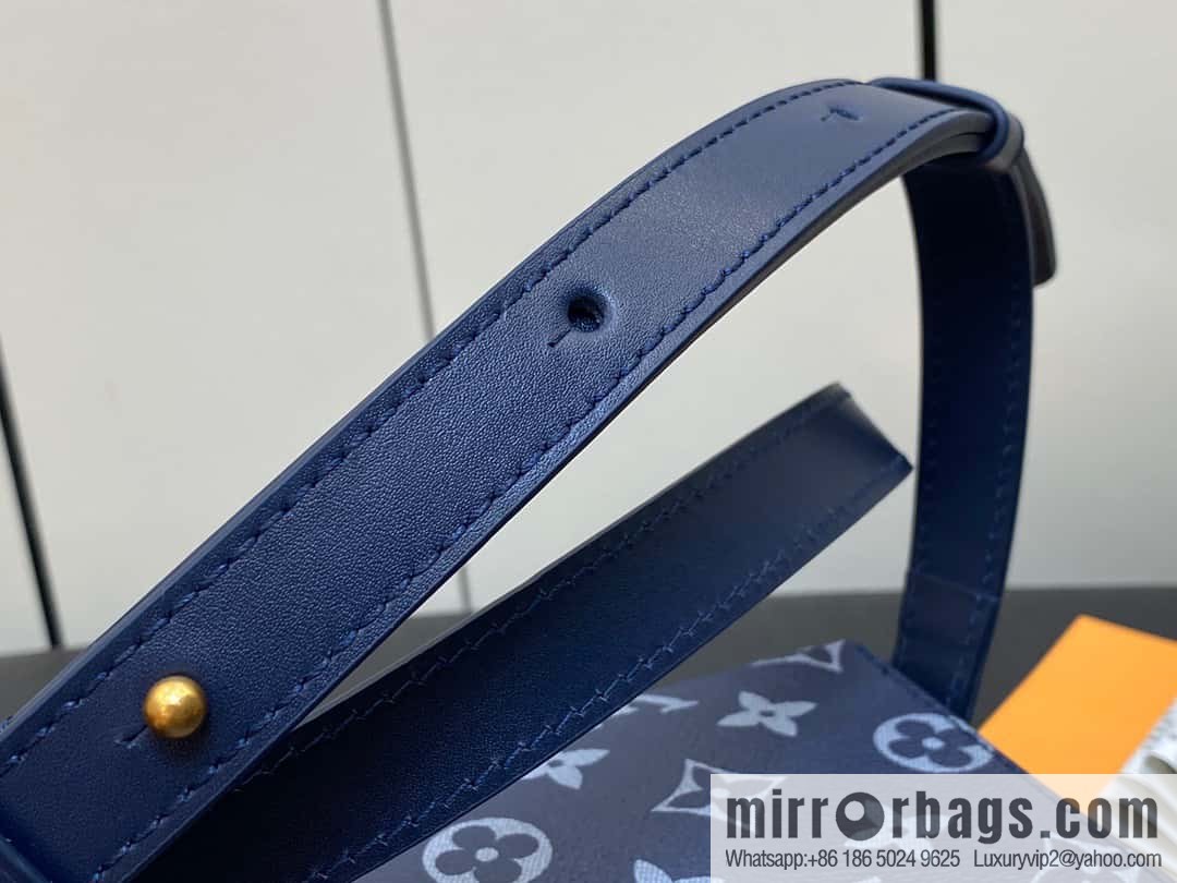 [Original order boutique] M82900 blue flame, men's bag messenger bag series, new Steamer series messenger bag