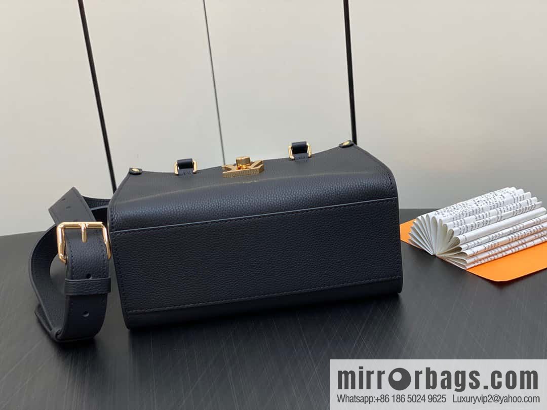 [Original order boutique] M22311 black full leather square bag series Lock & Go handbag M23637