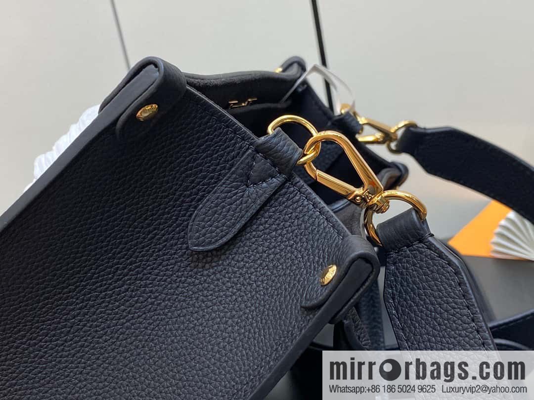 [Original order boutique] M22311 black full leather square bag series Lock & Go handbag M23637