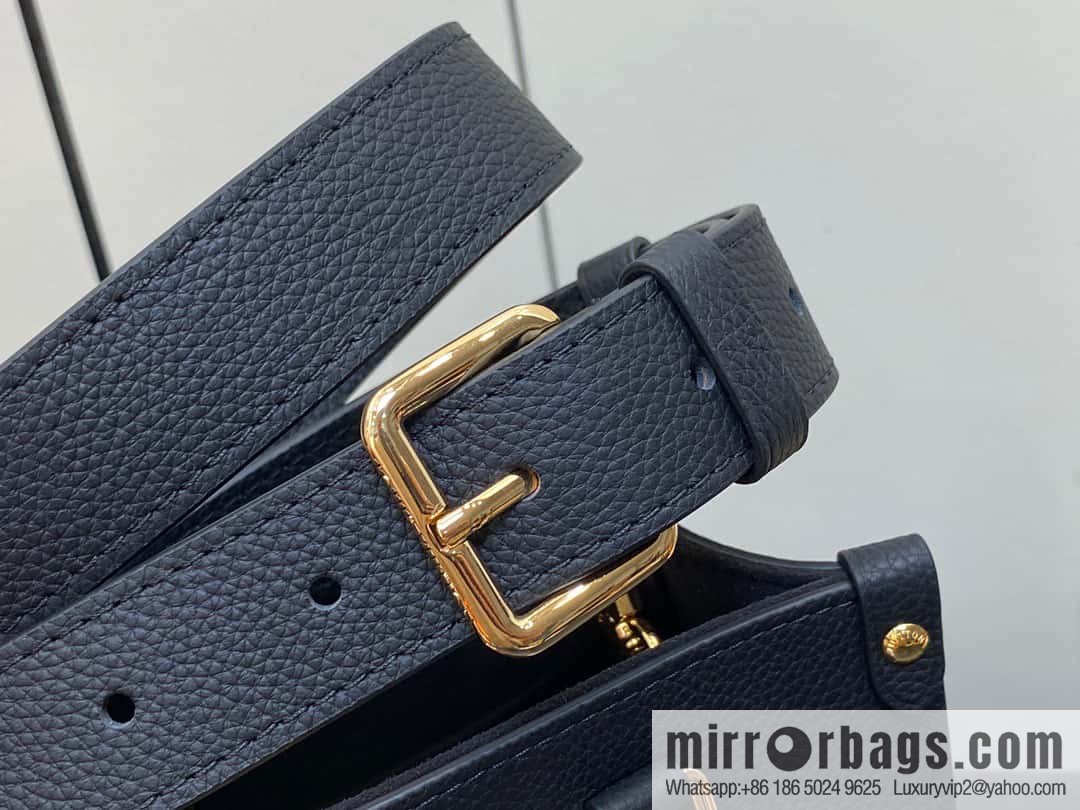 [Original order boutique] M22311 black full leather square bag series Lock & Go handbag M23637