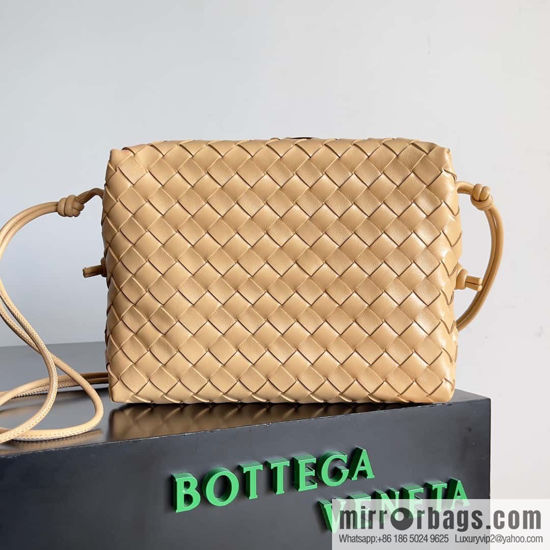 Large 𝗕𝗼𝘁𝘁𝗲𝗴𝗮 𝗩𝗲𝗻𝗲𝘁𝗮 BV latest version loop camera bag model number: 680256 almond color