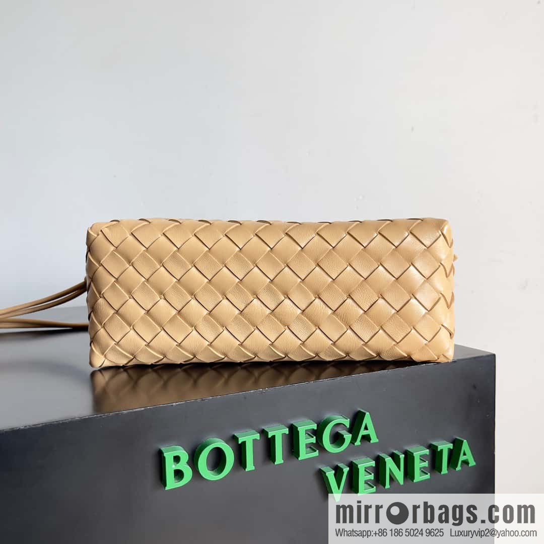 Large 𝗕𝗼𝘁𝘁𝗲𝗴𝗮 𝗩𝗲𝗻𝗲𝘁𝗮 BV latest version loop camera bag model number: 680256 almond color