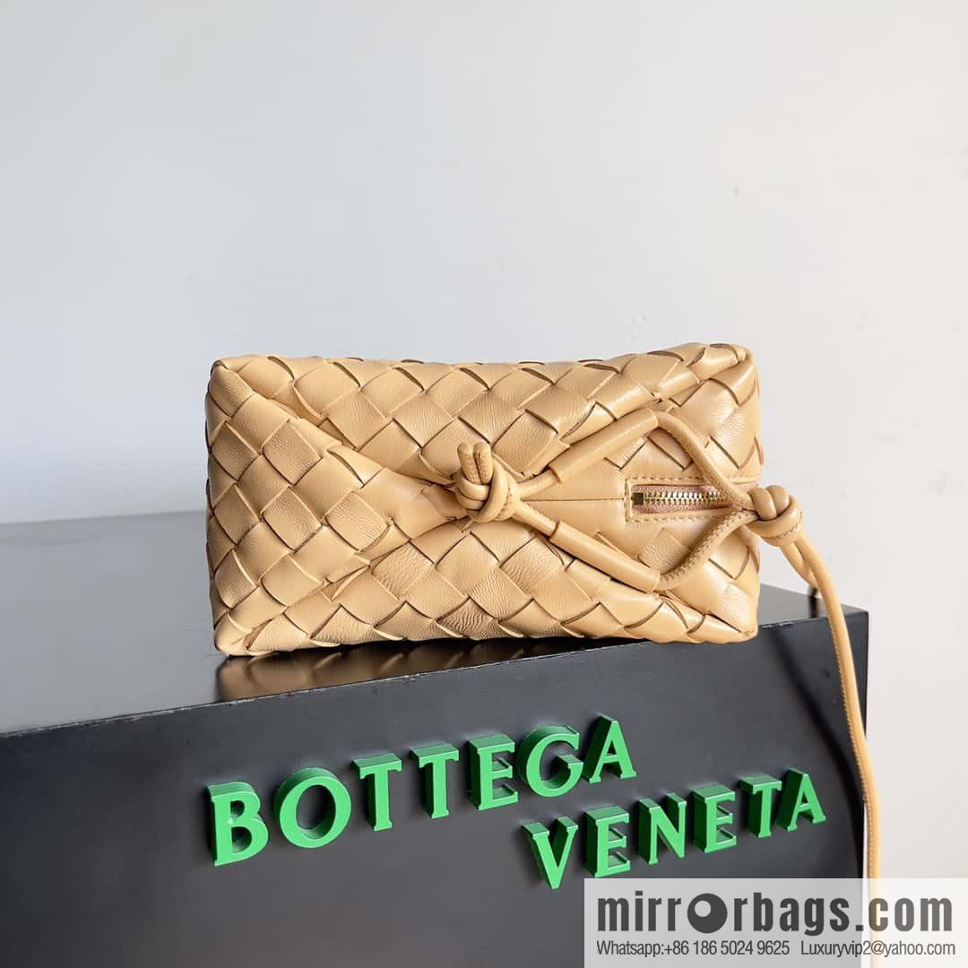 Large 𝗕𝗼𝘁𝘁𝗲𝗴𝗮 𝗩𝗲𝗻𝗲𝘁𝗮 BV latest version loop camera bag model number: 680256 almond color