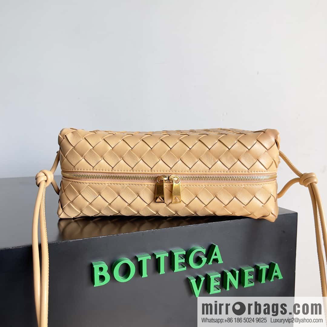 Large 𝗕𝗼𝘁𝘁𝗲𝗴𝗮 𝗩𝗲𝗻𝗲𝘁𝗮 BV latest version loop camera bag model number: 680256 almond color