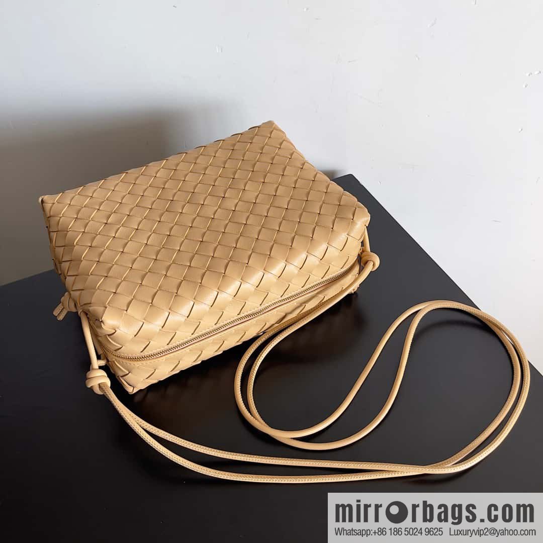 Large 𝗕𝗼𝘁𝘁𝗲𝗴𝗮 𝗩𝗲𝗻𝗲𝘁𝗮 BV latest version loop camera bag model number: 680256 almond color