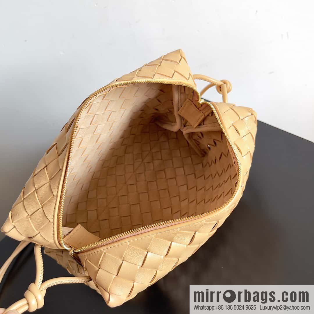 Large 𝗕𝗼𝘁𝘁𝗲𝗴𝗮 𝗩𝗲𝗻𝗲𝘁𝗮 BV latest version loop camera bag model number: 680256 almond color