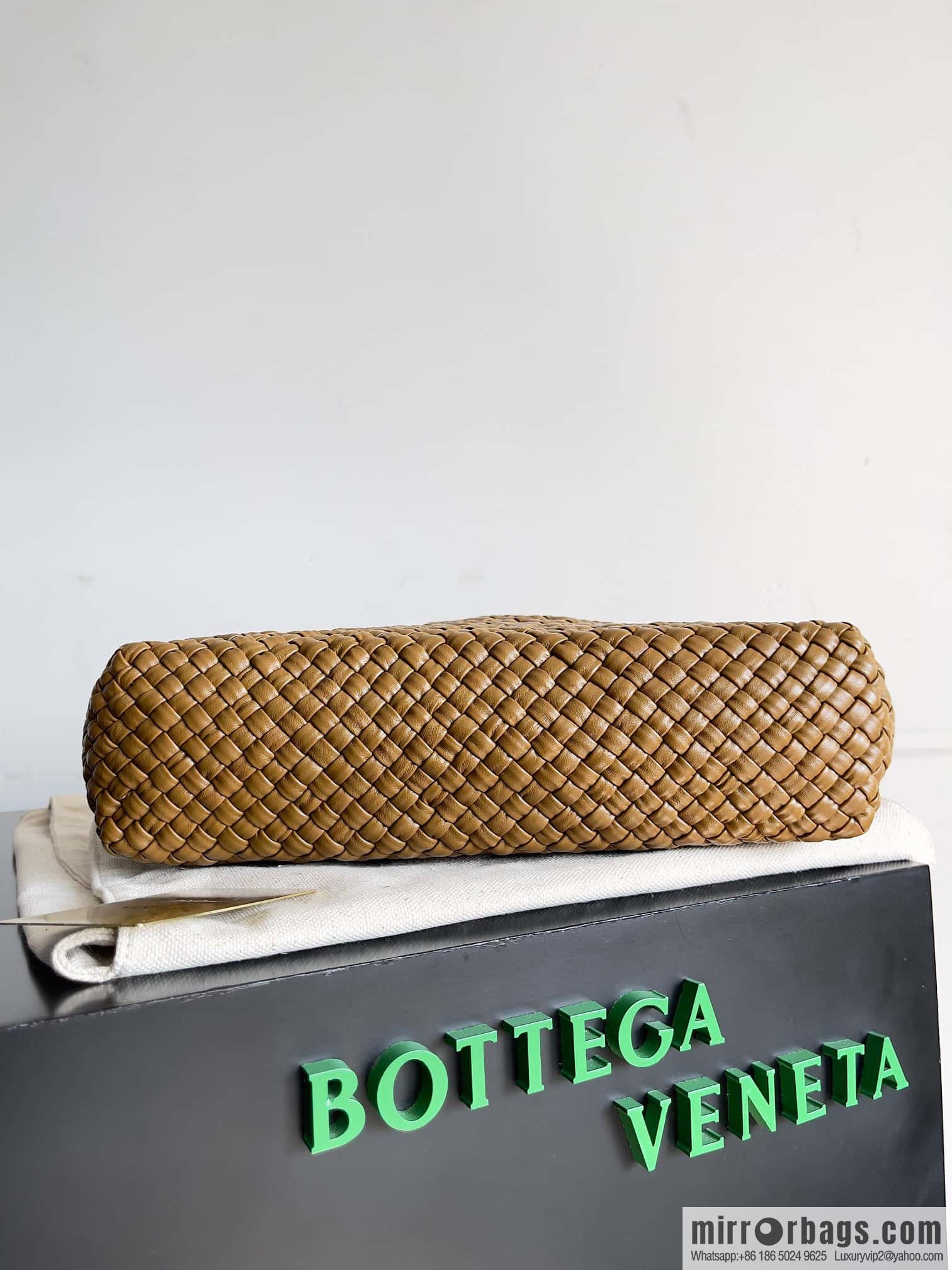 #Bv 2023 Winter Collection/Top Tosca Handbag Model Number: 716974 Mustard Green