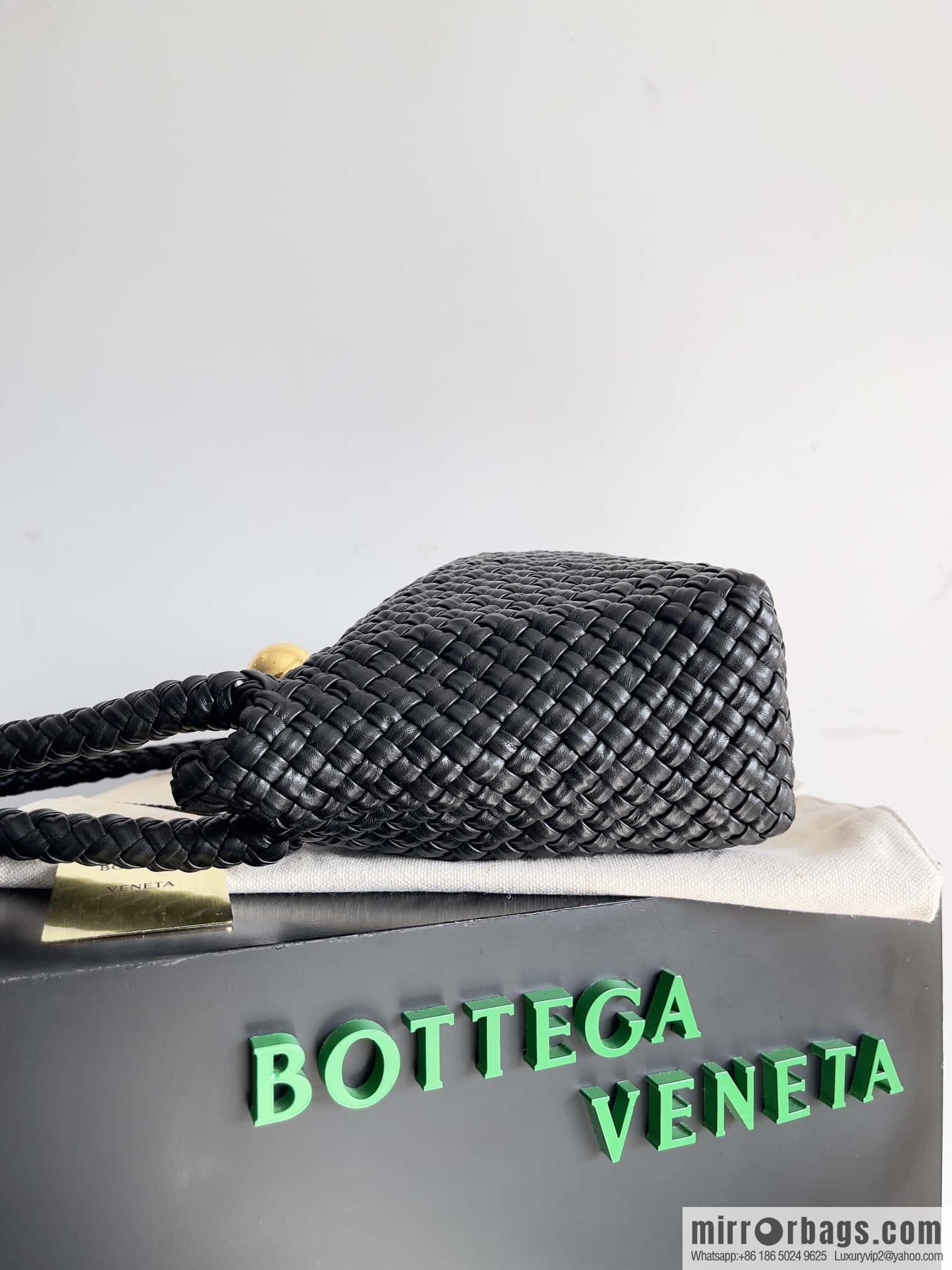 #Bv 2023 winter series/top Tosca handbag model number: 716974 black