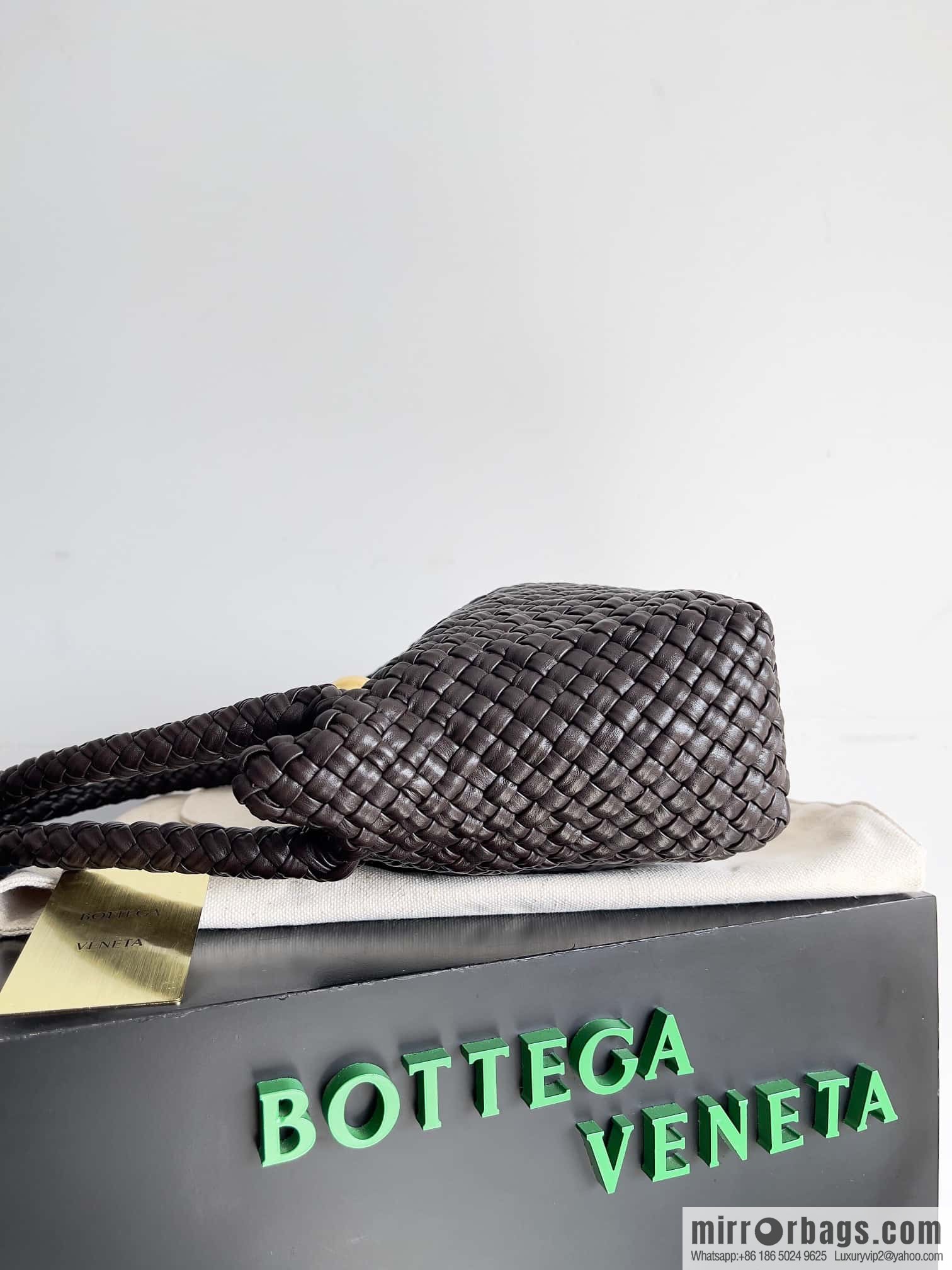 #Bv 2023 Winter Collection/Top Tosca Handbag Model Number: 716974 Chocolate Color