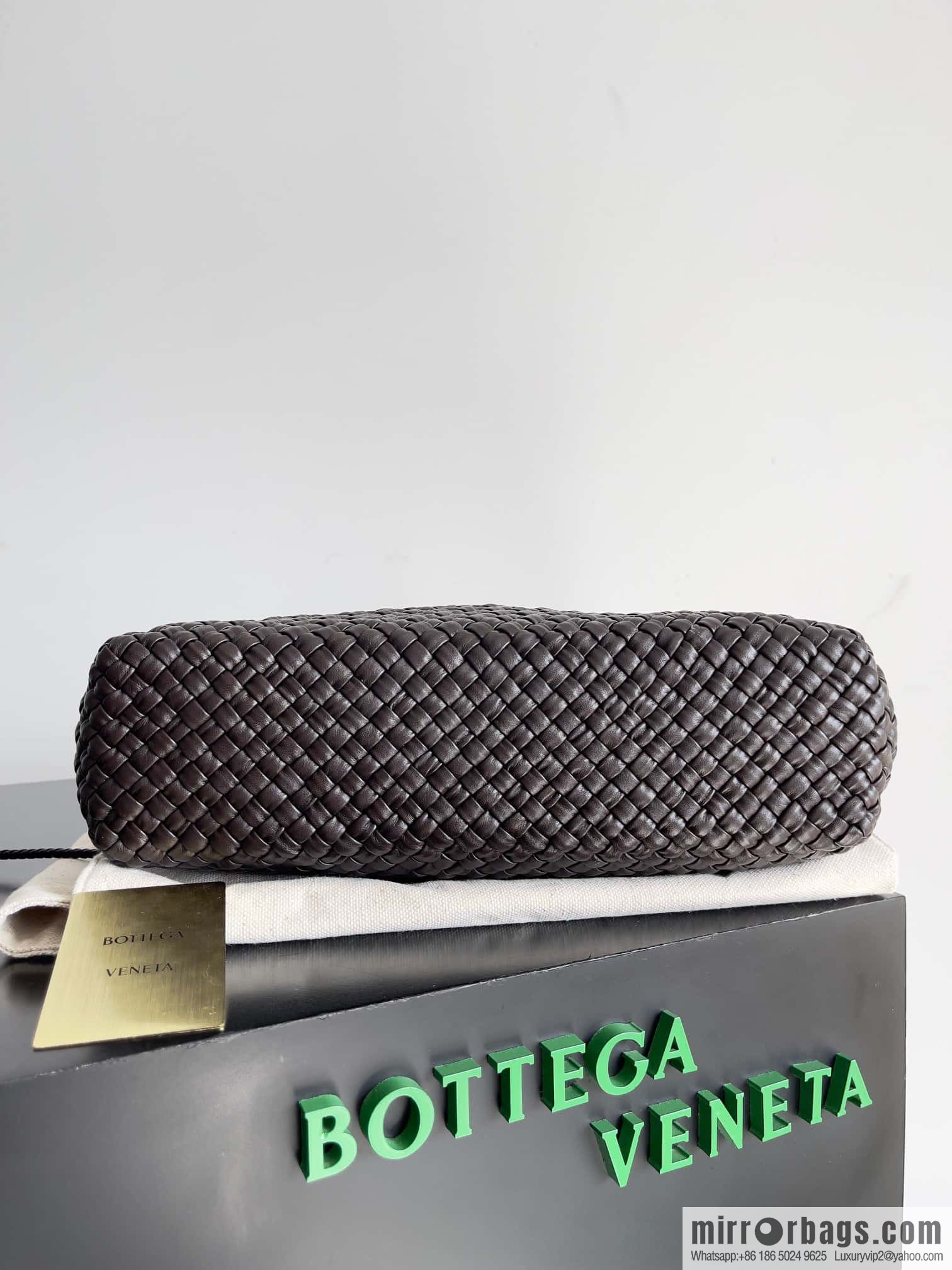 #Bv 2023 Winter Collection/Top Tosca Handbag Model Number: 716974 Chocolate Color