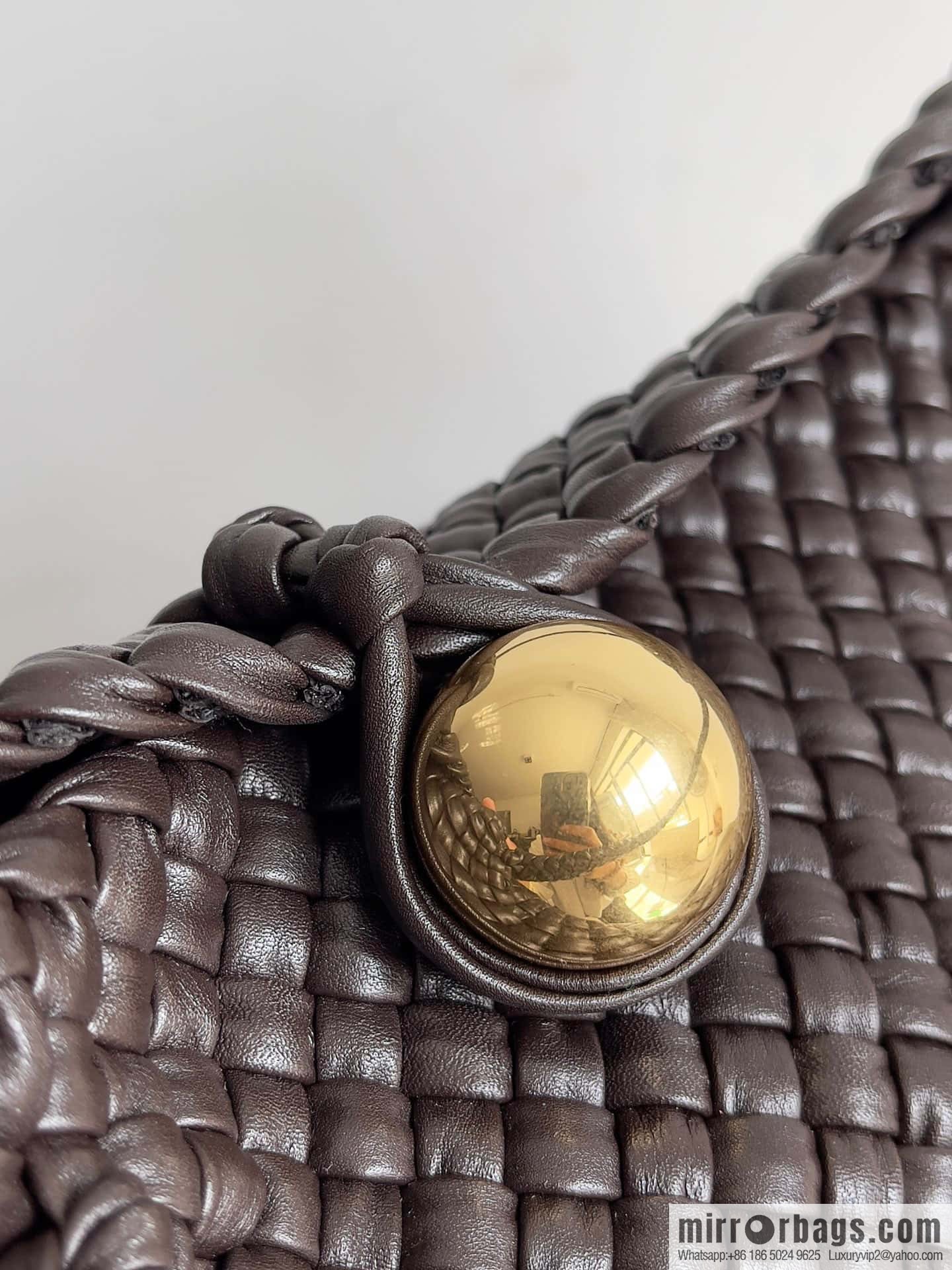 #Bv 2023 Winter Collection/Top Tosca Handbag Model Number: 716974 Chocolate Color