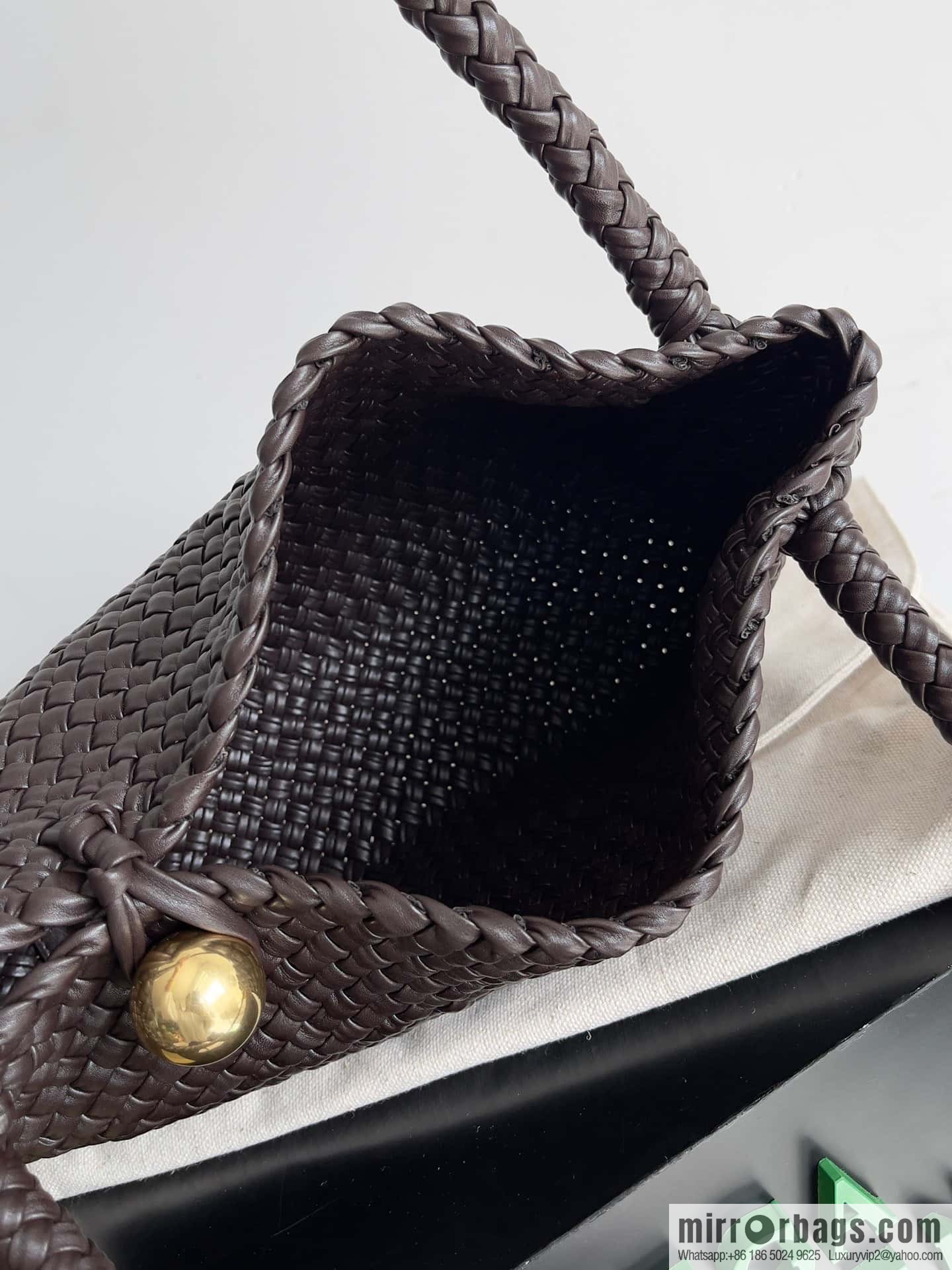 #Bv 2023 Winter Collection/Top Tosca Handbag Model Number: 716974 Chocolate Color