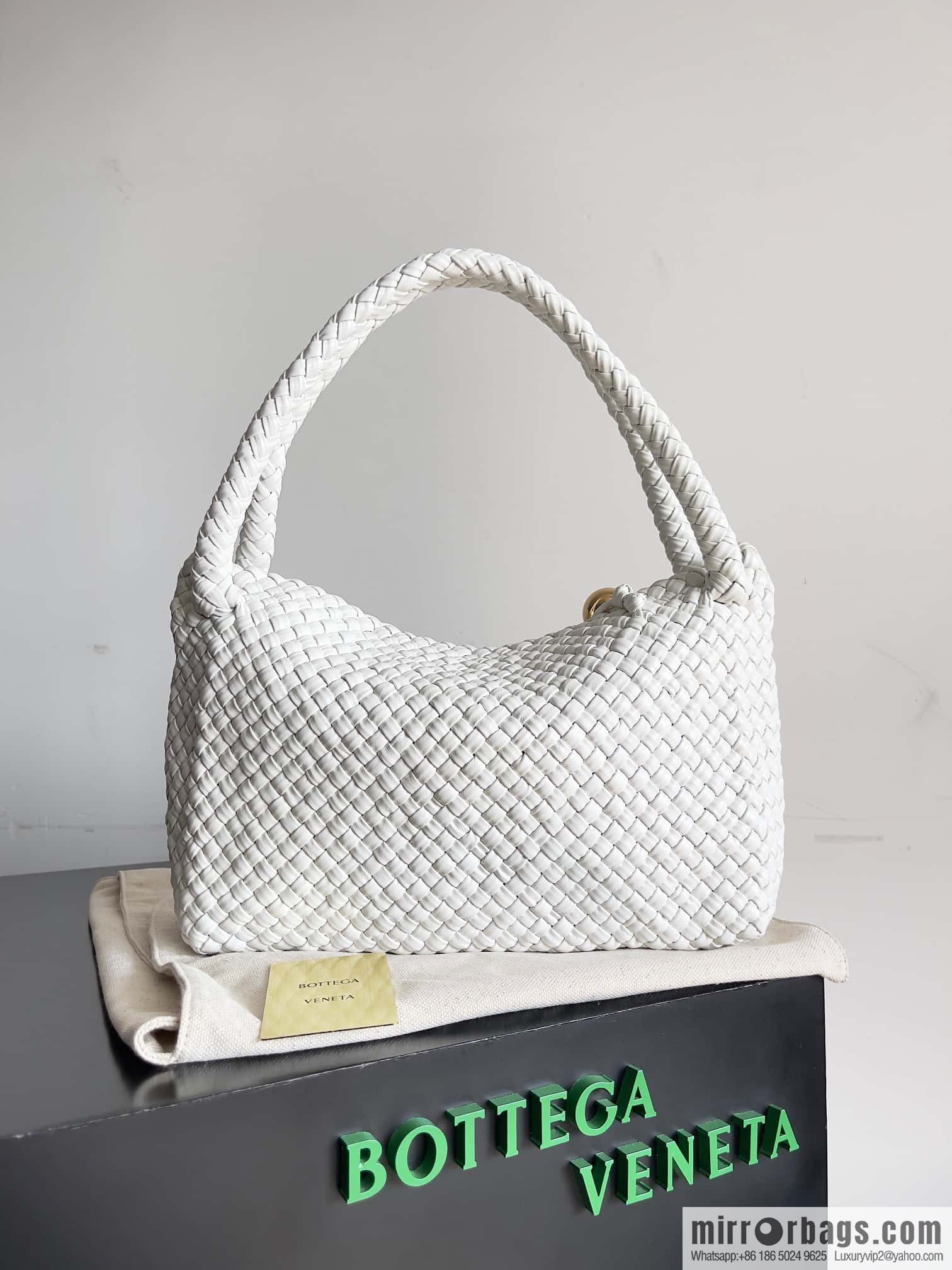 #Bv 2023 Winter Collection/Top Tosca Handbag Model Number: 716974 White