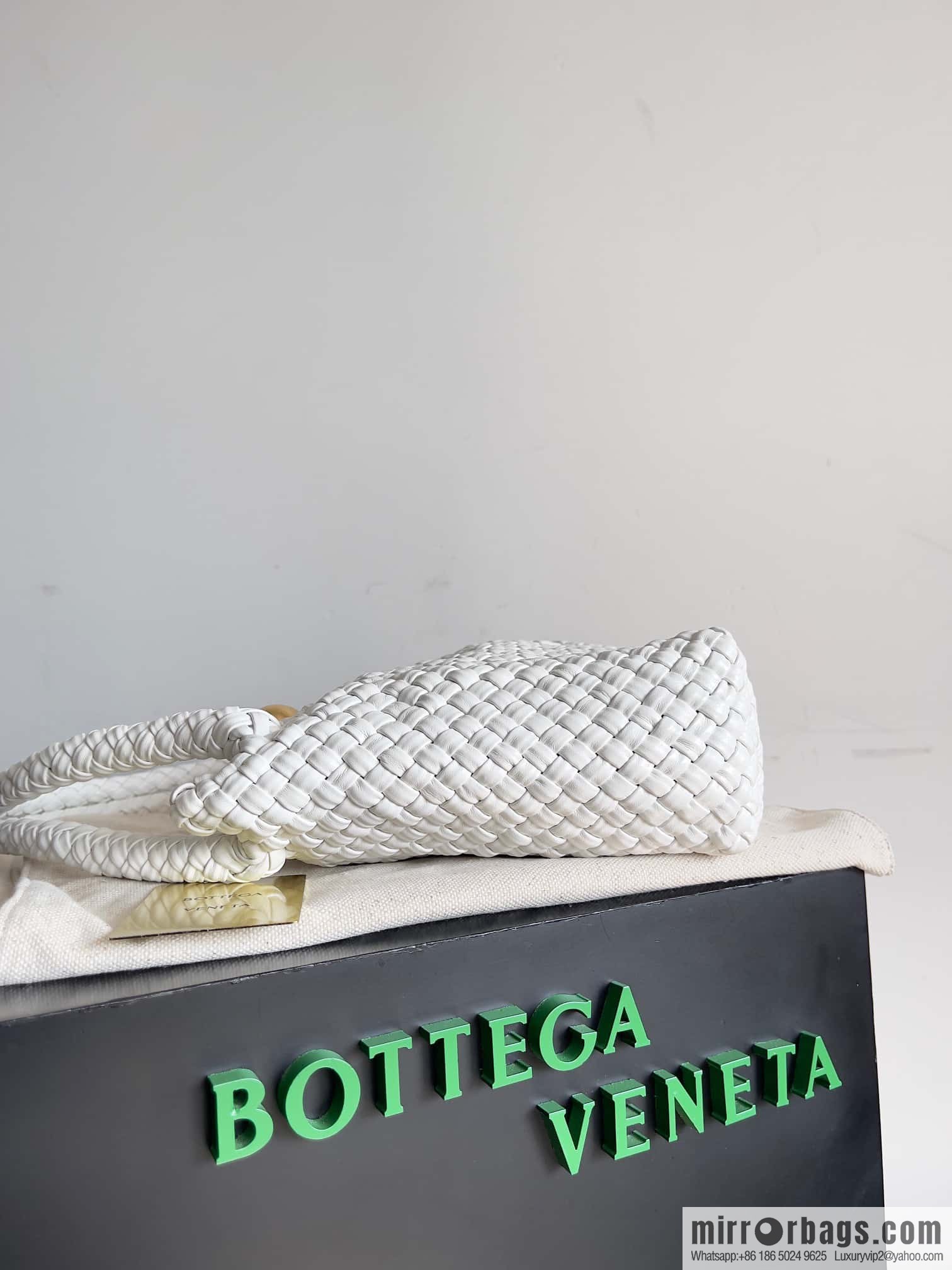 #Bv 2023 Winter Collection/Top Tosca Handbag Model Number: 716974 White