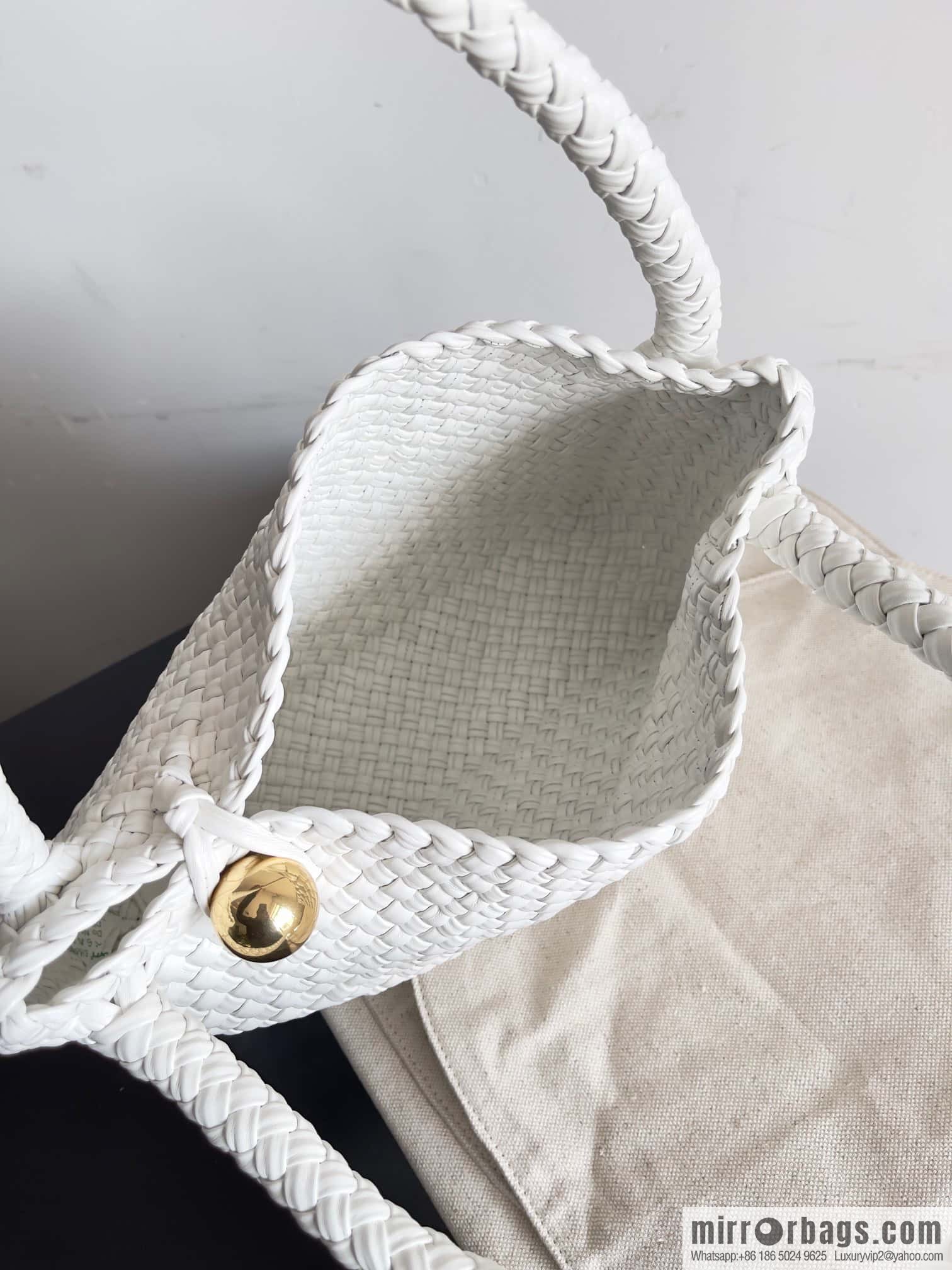 #Bv 2023 Winter Collection/Top Tosca Handbag Model Number: 716974 White