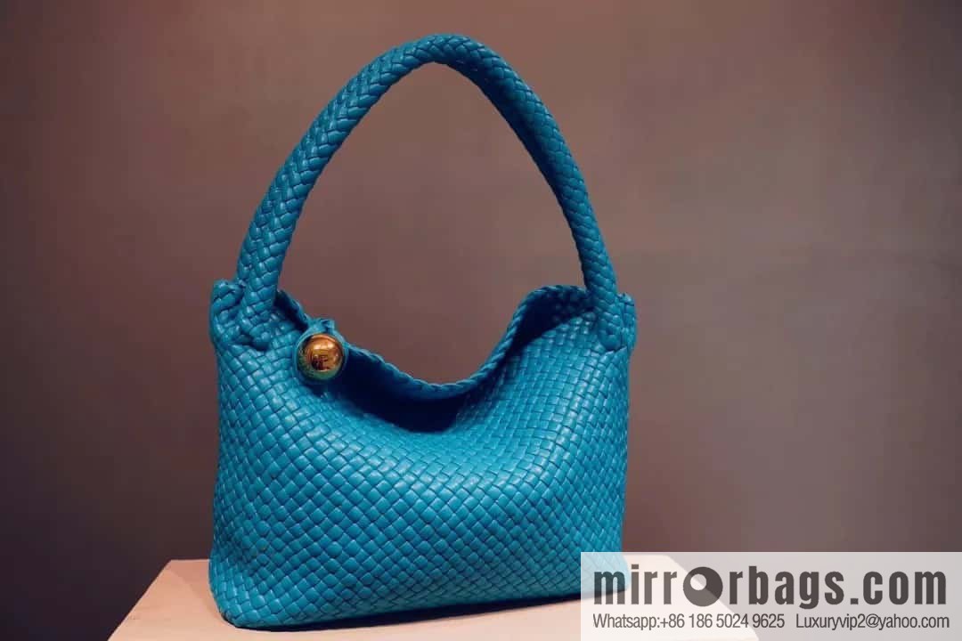 #Bv 2023 Winter Collection/Top Tosca Handbag Model Number: 716974 Chocolate Color