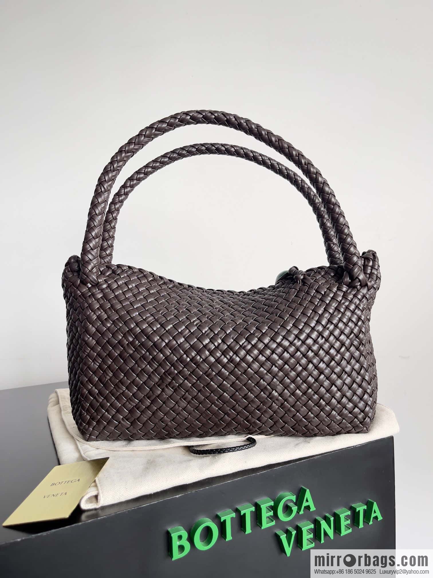#Bv 2023 Winter Collection/Top Tosca Handbag Model Number: 716974 Chocolate Color