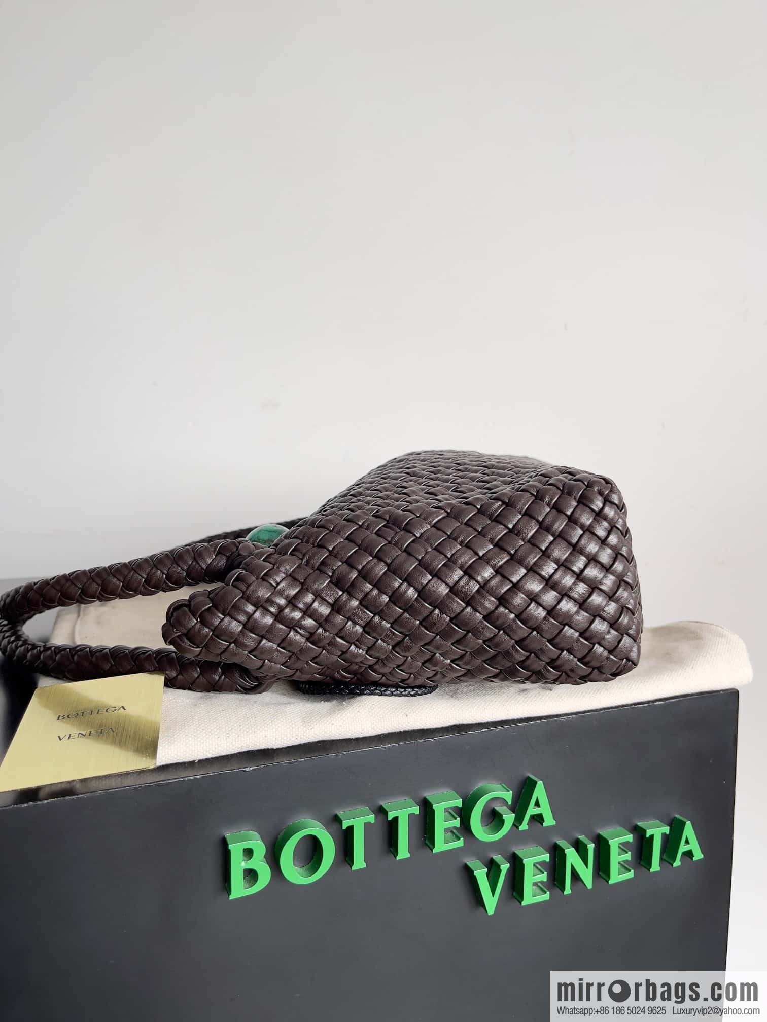 #Bv 2023 Winter Collection/Top Tosca Handbag Model Number: 716974 Chocolate Color