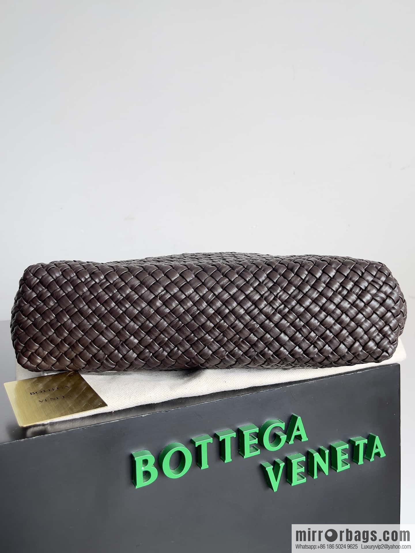 #Bv 2023 Winter Collection/Top Tosca Handbag Model Number: 716974 Chocolate Color