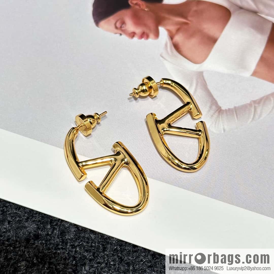 ❗️New ❗️ New ☑️ Valentino gold oval stud earrings