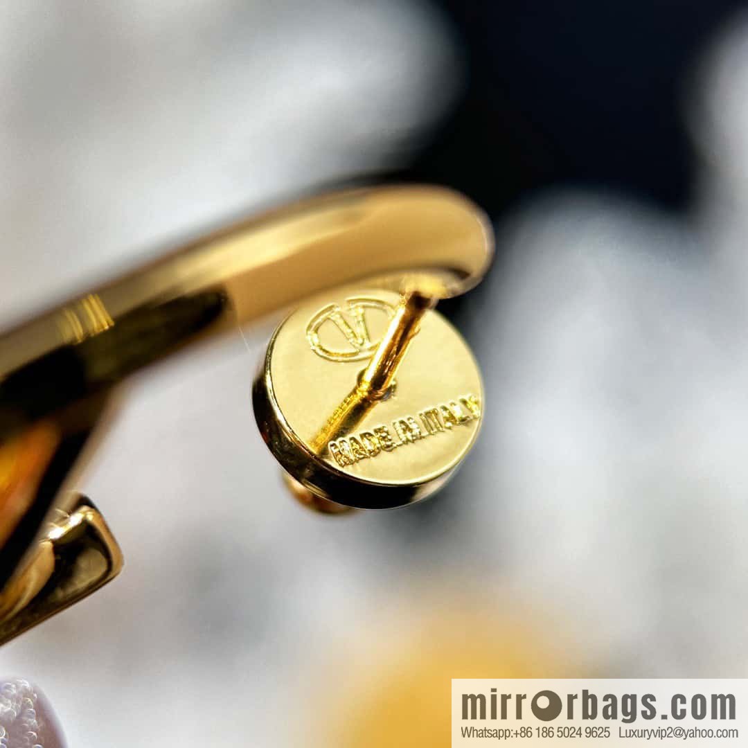 ❗️New ❗️ New ☑️ Valentino gold oval stud earrings
