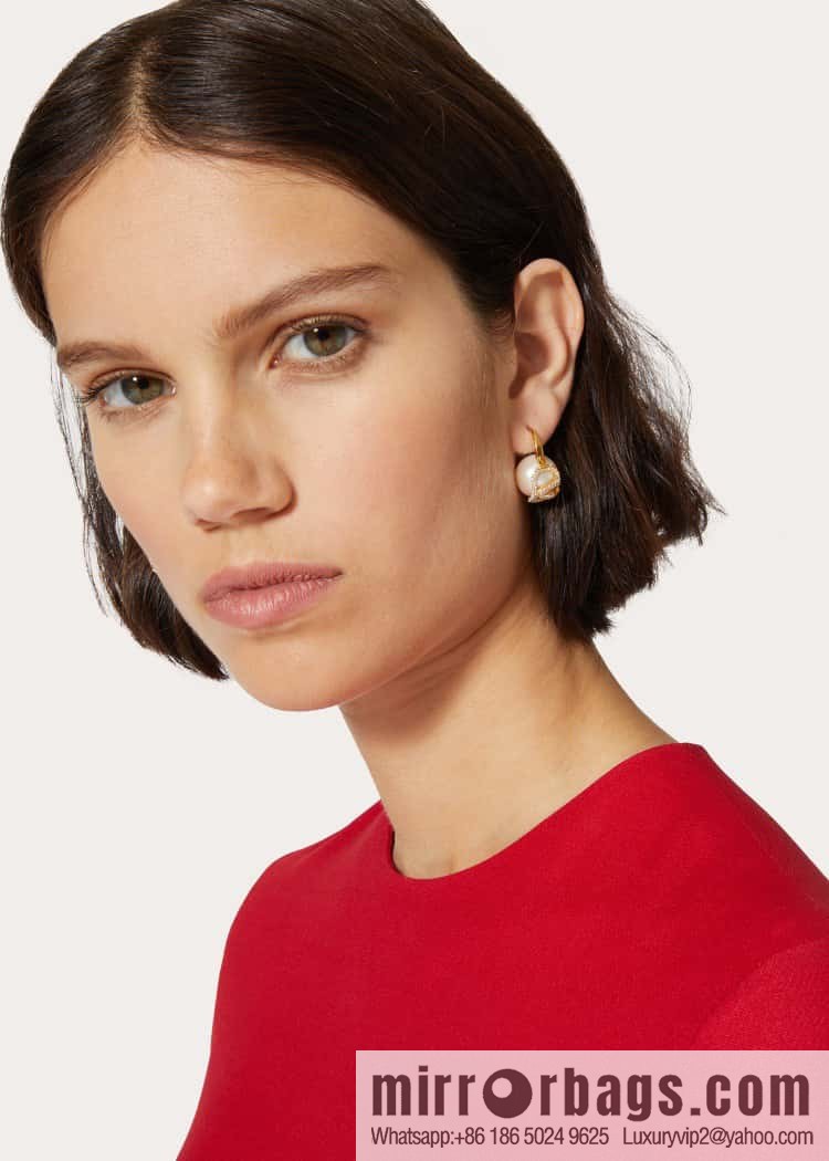 ❗️New ❗️ New ☑️ Valentino gold pearl stud earrings