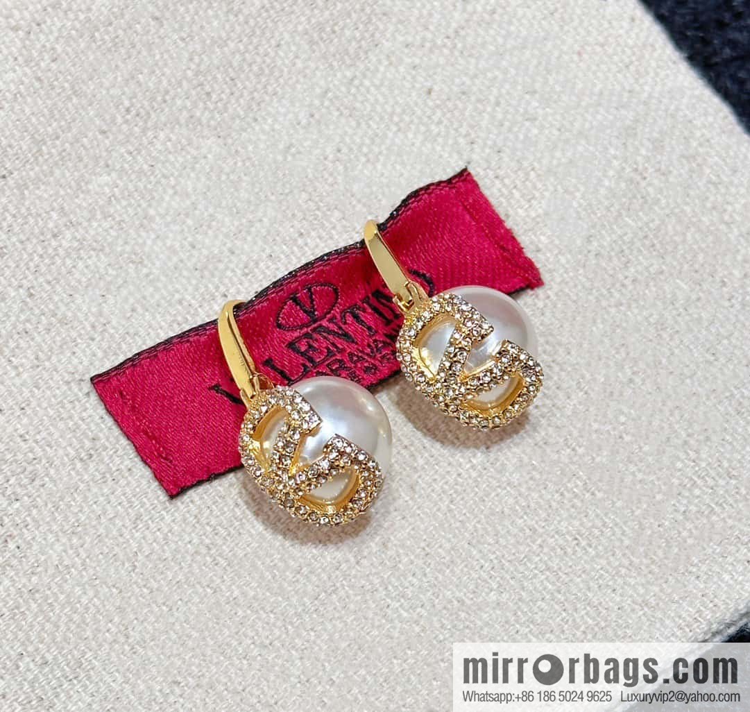 ❗️New ❗️ New ☑️ Valentino gold pearl stud earrings