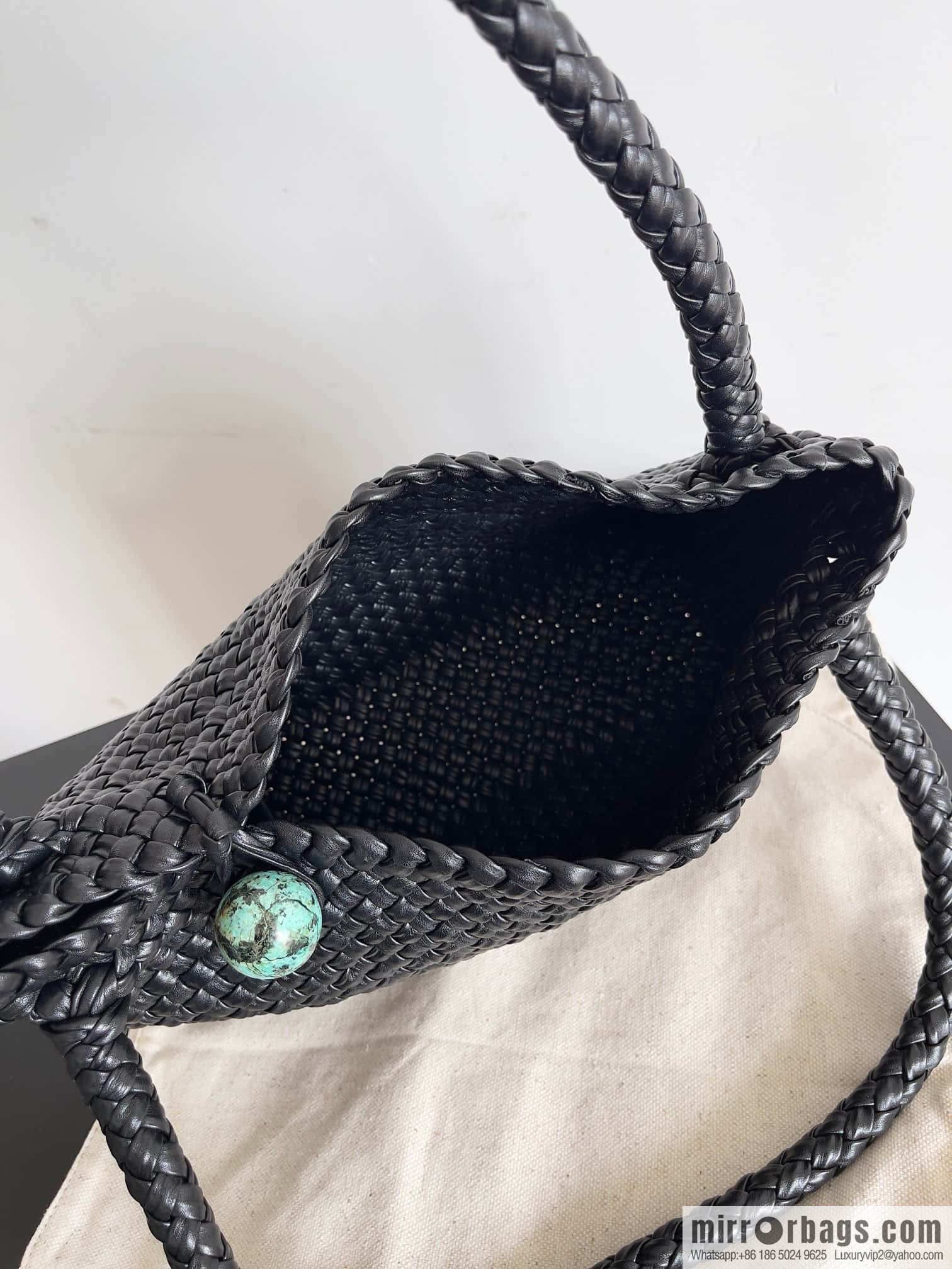 #Bv 2023 winter series/top Tosca handbag model number: 716974 black