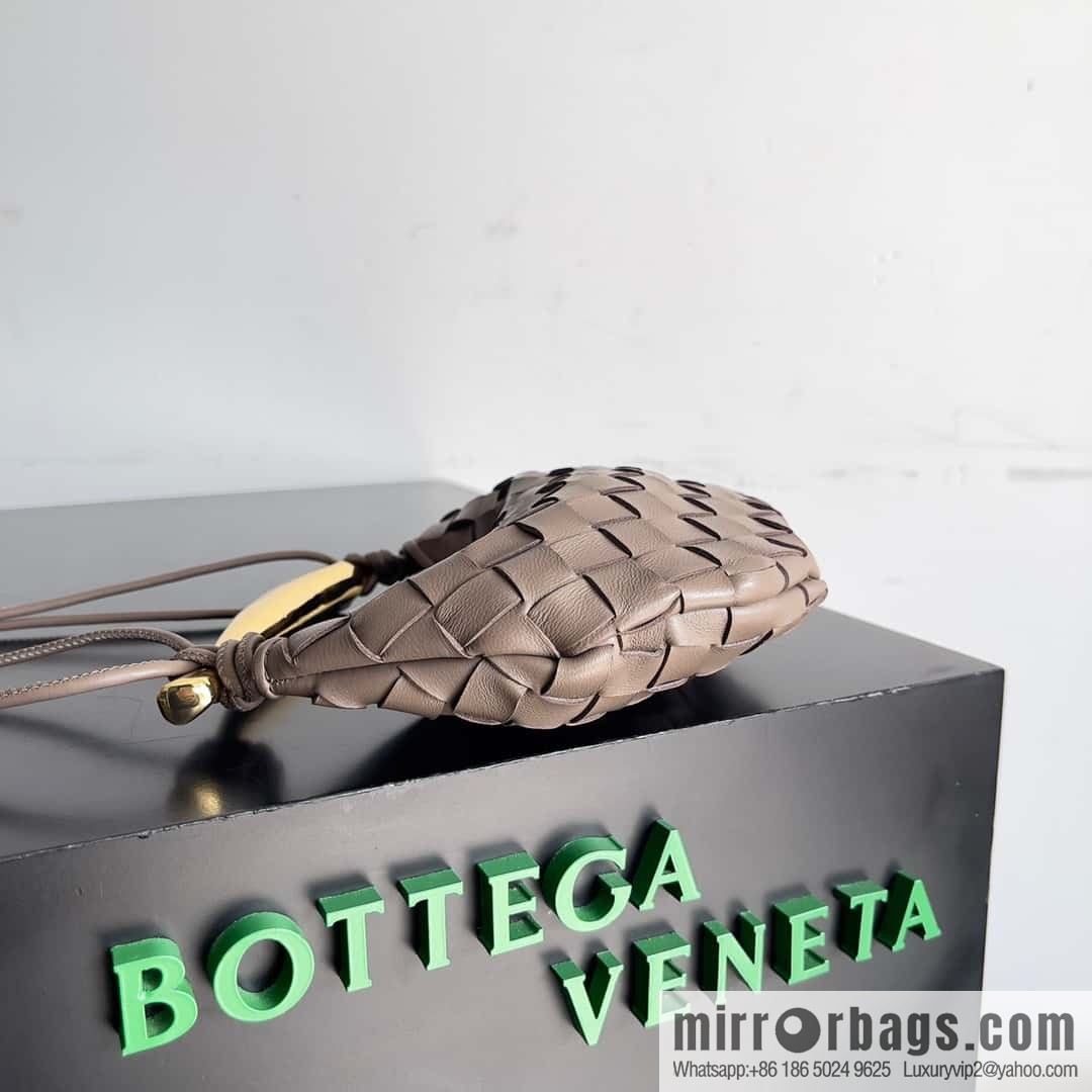 BottegaVeneta2023 new model, Baodiejia Bv spring and summer new mini sardines SARDINE model number: 744267 khaki