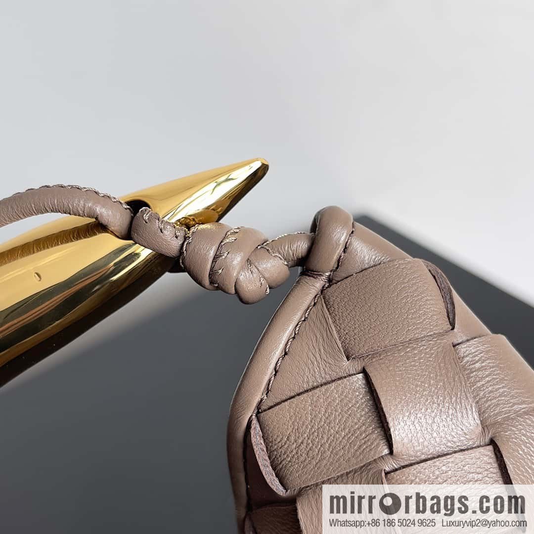 BottegaVeneta2023 new model, Baodiejia Bv spring and summer new mini sardines SARDINE model number: 744267 khaki