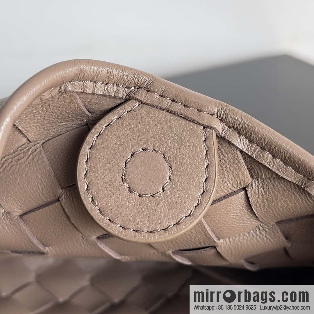 BottegaVeneta2023 new model, Baodiejia Bv spring and summer new mini sardines SARDINE model number: 744267 khaki