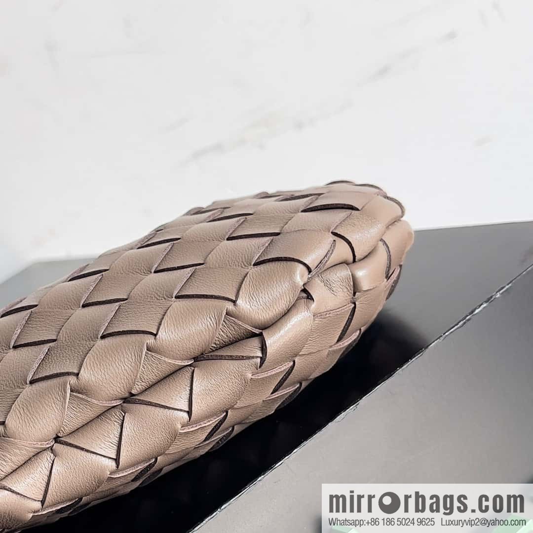 BottegaVeneta2023 new model, Baodiejia Bv spring and summer new mini sardines SARDINE model number: 744267 khaki