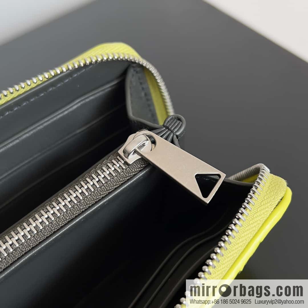 #Bv Men's woven wallet model number: 593217 kiwi green
