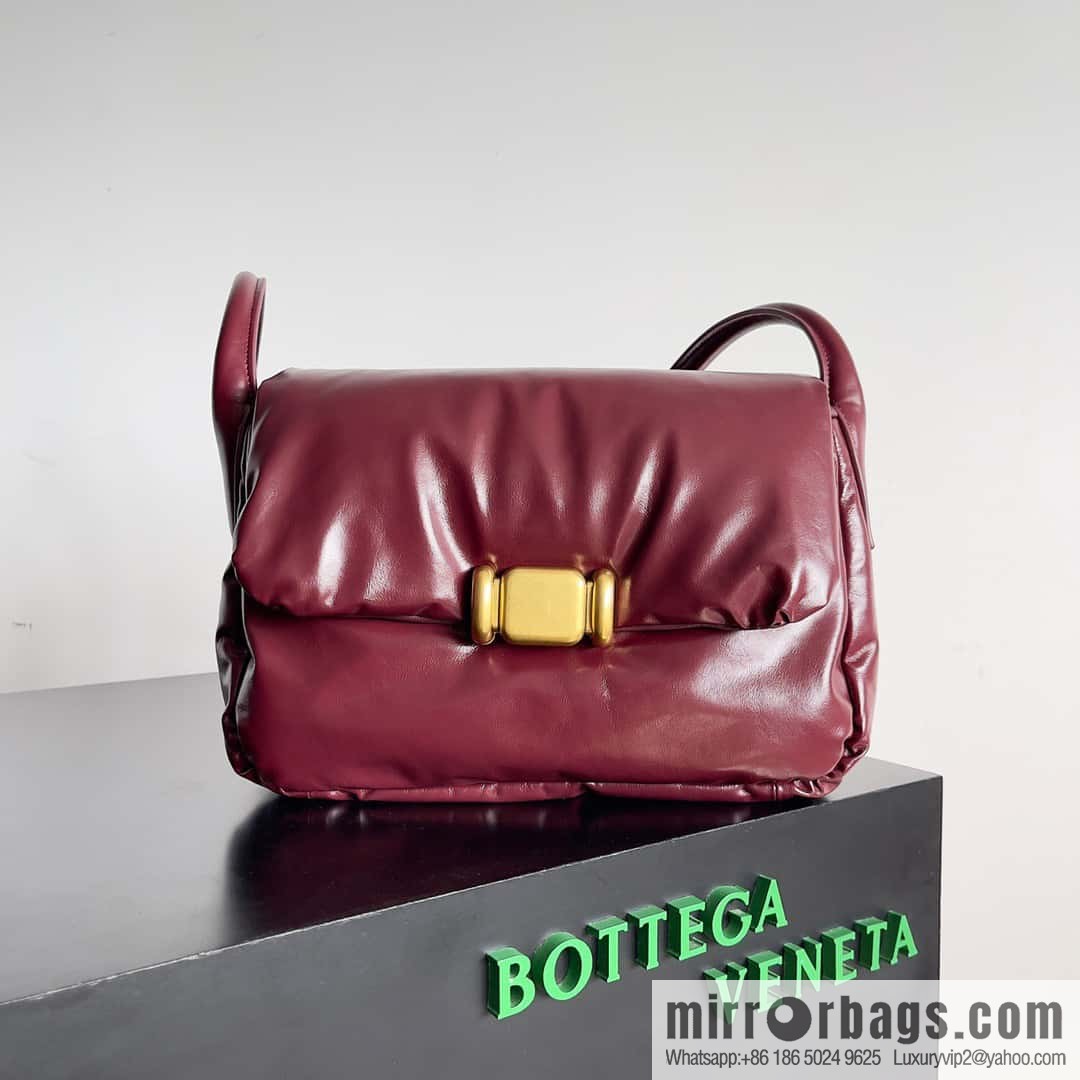 BV Pad handsome bag BOTTEGA VENETA bread model number: 717237 Bordeaux red