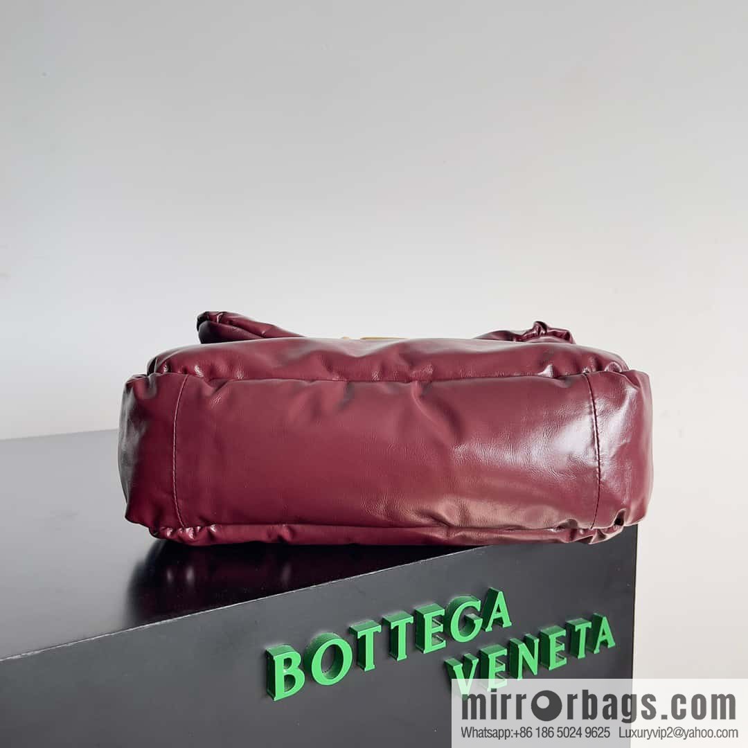 BV Pad handsome bag BOTTEGA VENETA bread model number: 717237 Bordeaux red