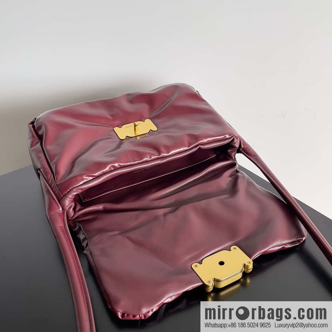 BV Pad handsome bag BOTTEGA VENETA bread model number: 717237 Bordeaux red