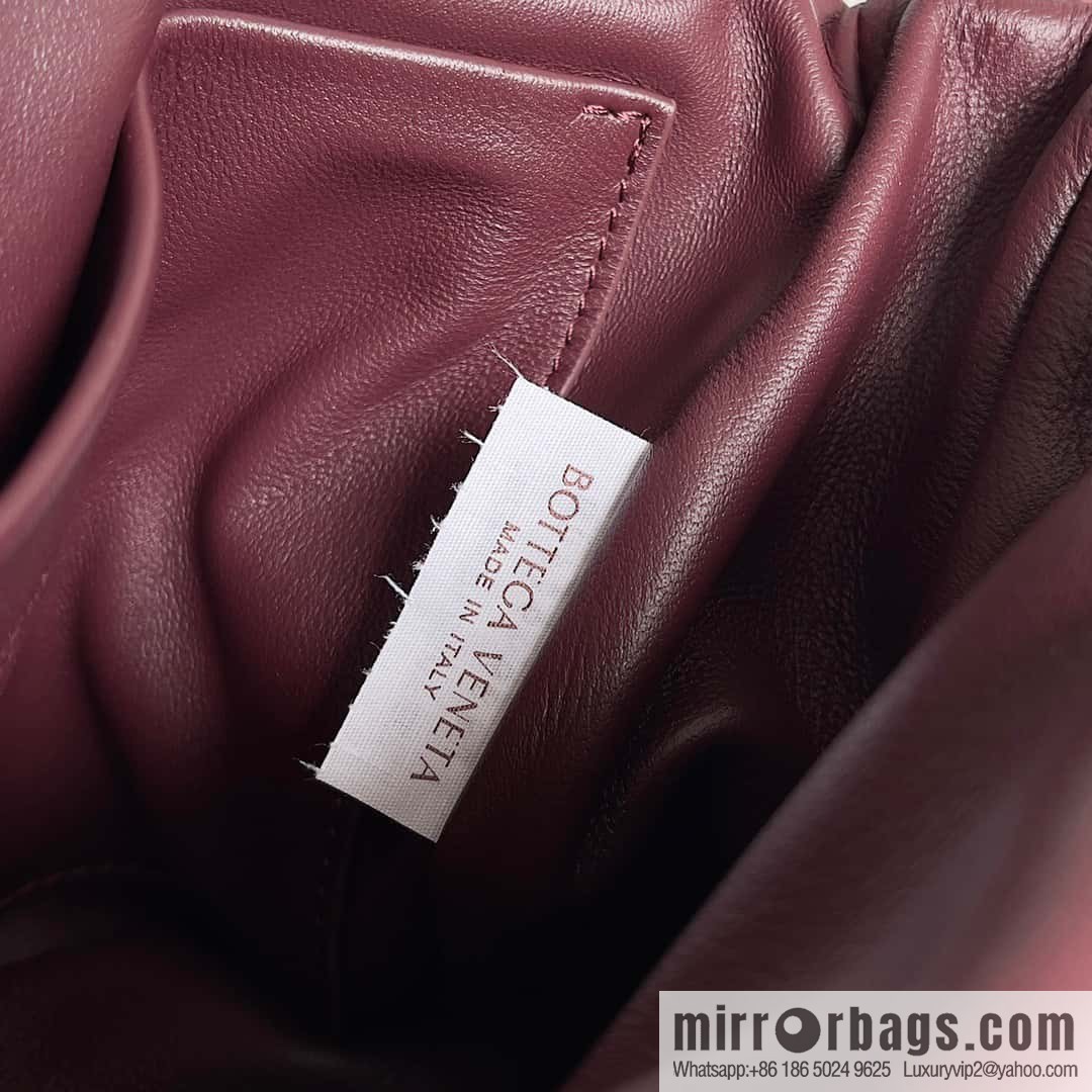 BV Pad handsome bag BOTTEGA VENETA bread model number: 717237 Bordeaux red