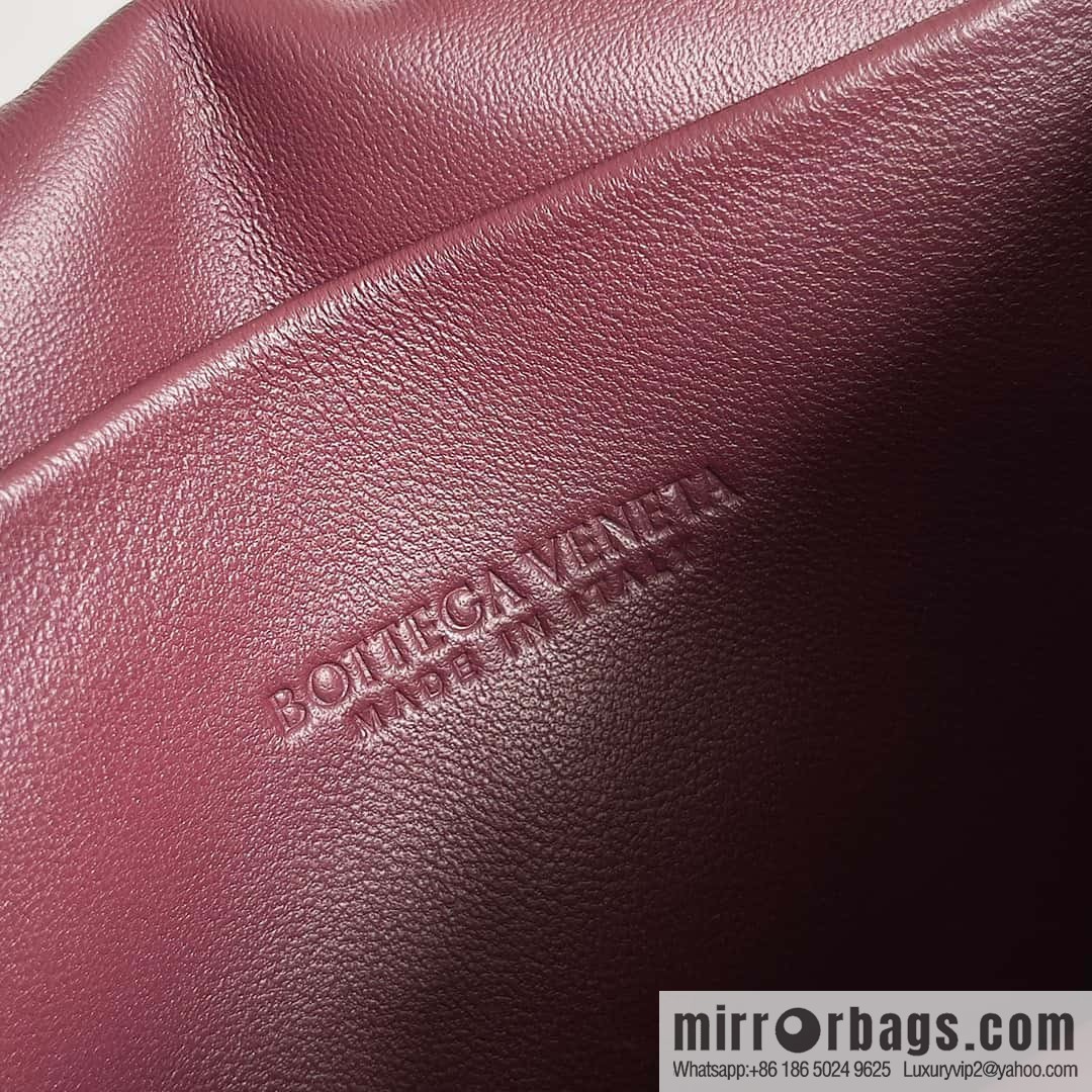 BV Pad handsome bag BOTTEGA VENETA bread model number: 717237 Bordeaux red