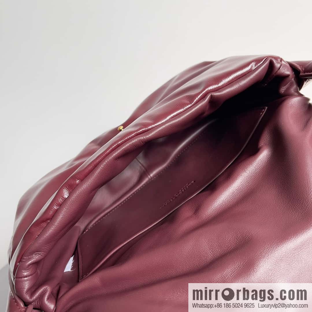 BV Pad handsome bag BOTTEGA VENETA bread model number: 717237 Bordeaux red