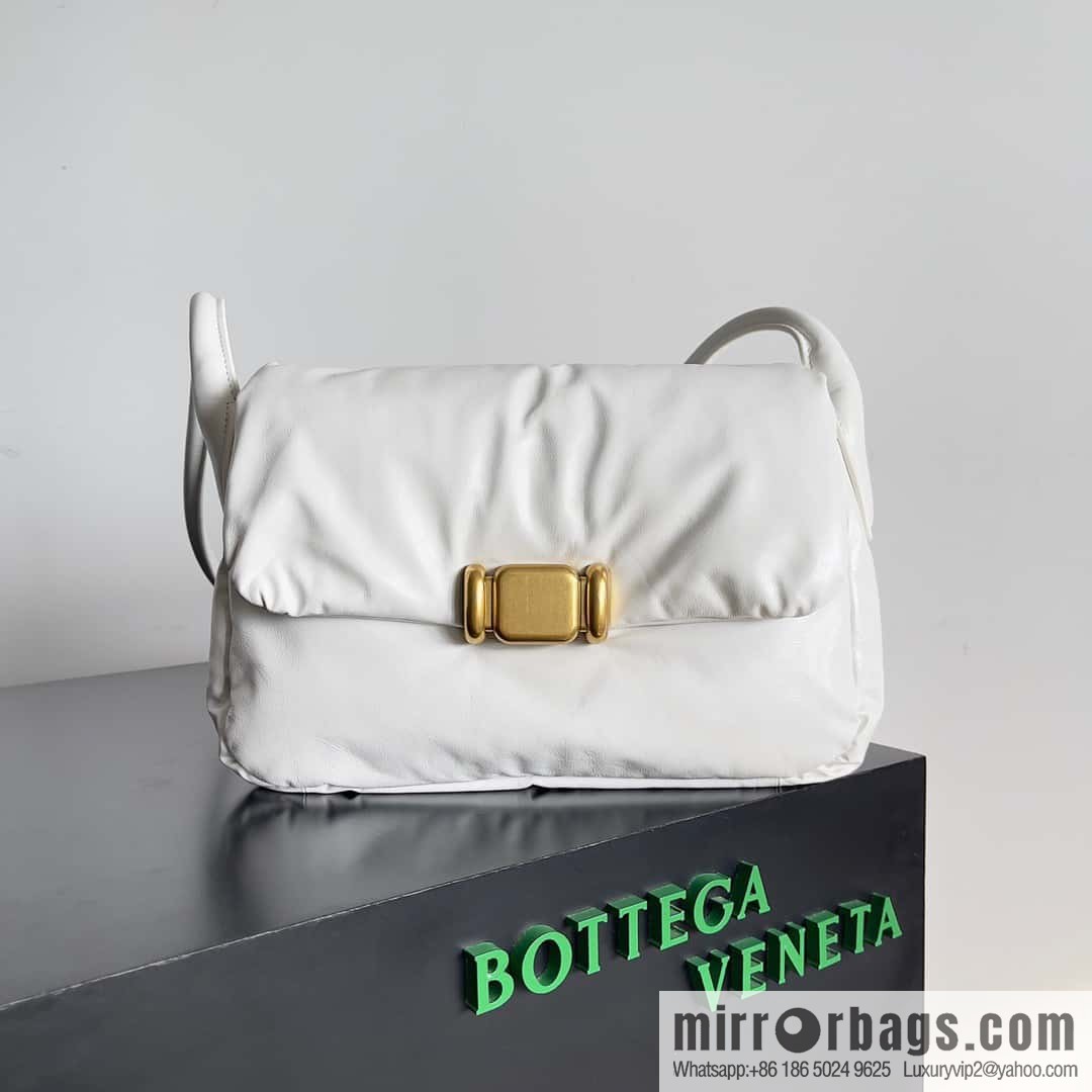 BV Pad handsome bag BOTTEGA VENETA bread model number: 717237 white