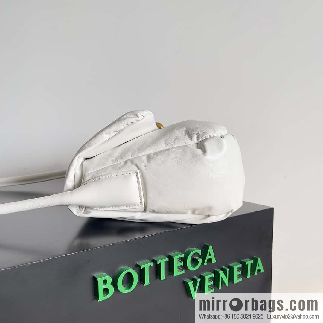 BV Pad handsome bag BOTTEGA VENETA bread model number: 717237 white