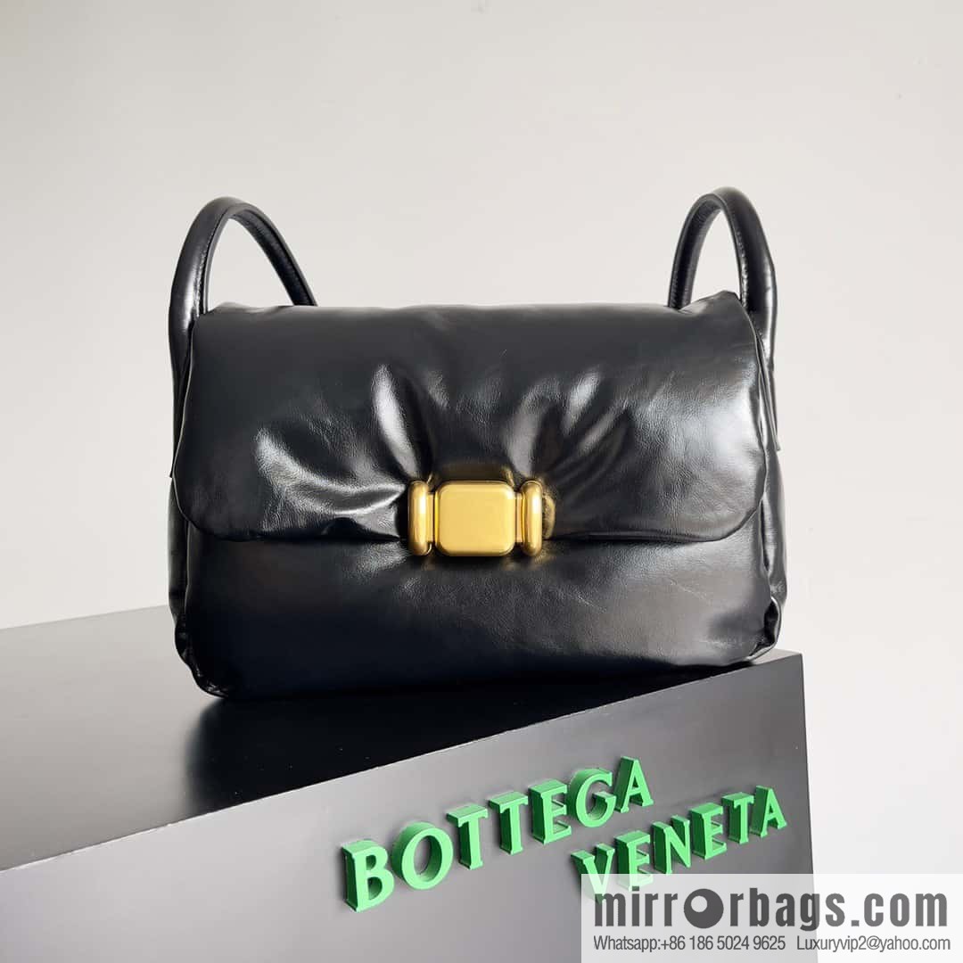 BV Pad handsome bag BOTTEGA VENETA bread model number: 717237 black