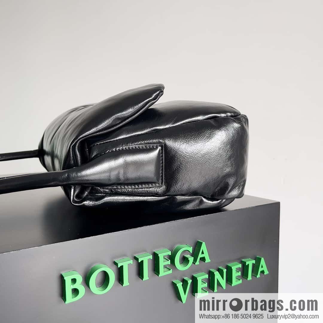 BV Pad handsome bag BOTTEGA VENETA bread model number: 717237 black
