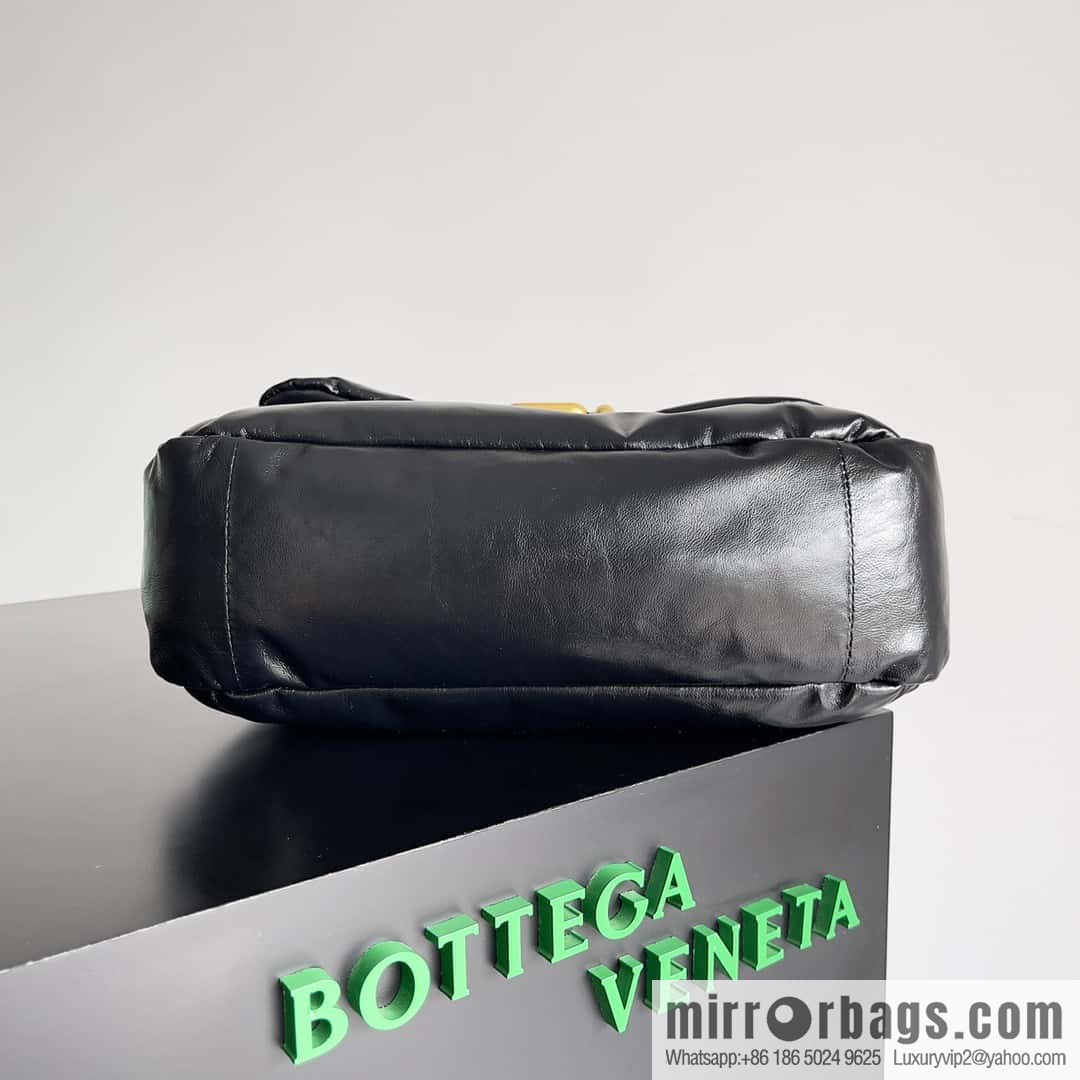 BV Pad handsome bag BOTTEGA VENETA bread model number: 717237 black