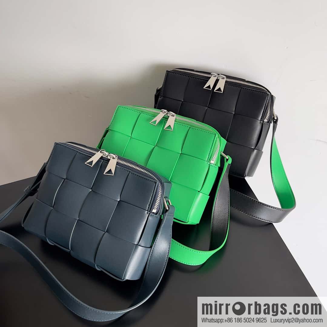 BV Men's Camera Bag BV Men's 2023 SS Pre Spring New Camera, Model Number: 730027 Parrot Green with black