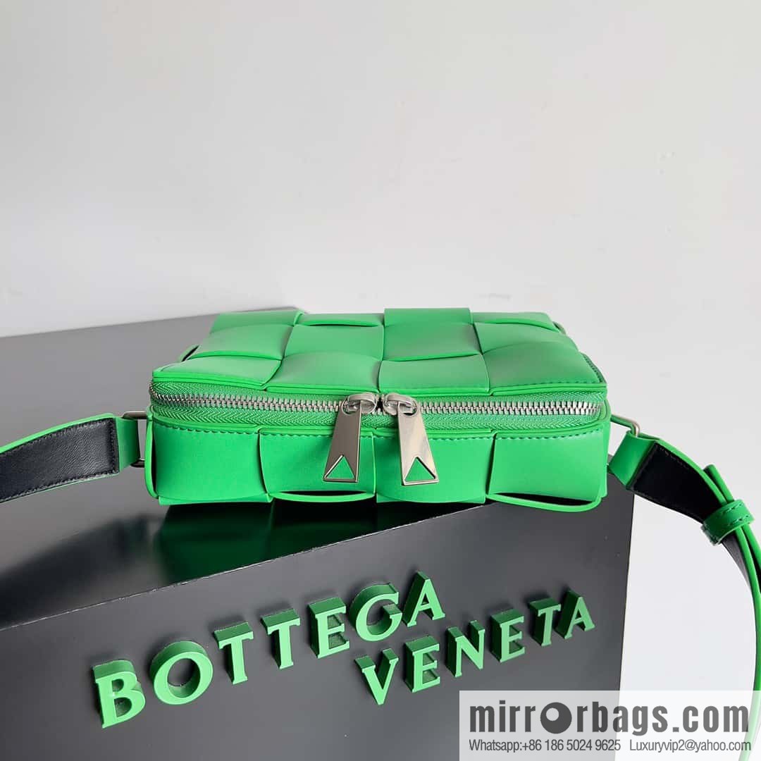 BV Men's Camera Bag BV Men's 2023 SS Pre Spring New Camera, Model Number: 730027 Parrot Green with black