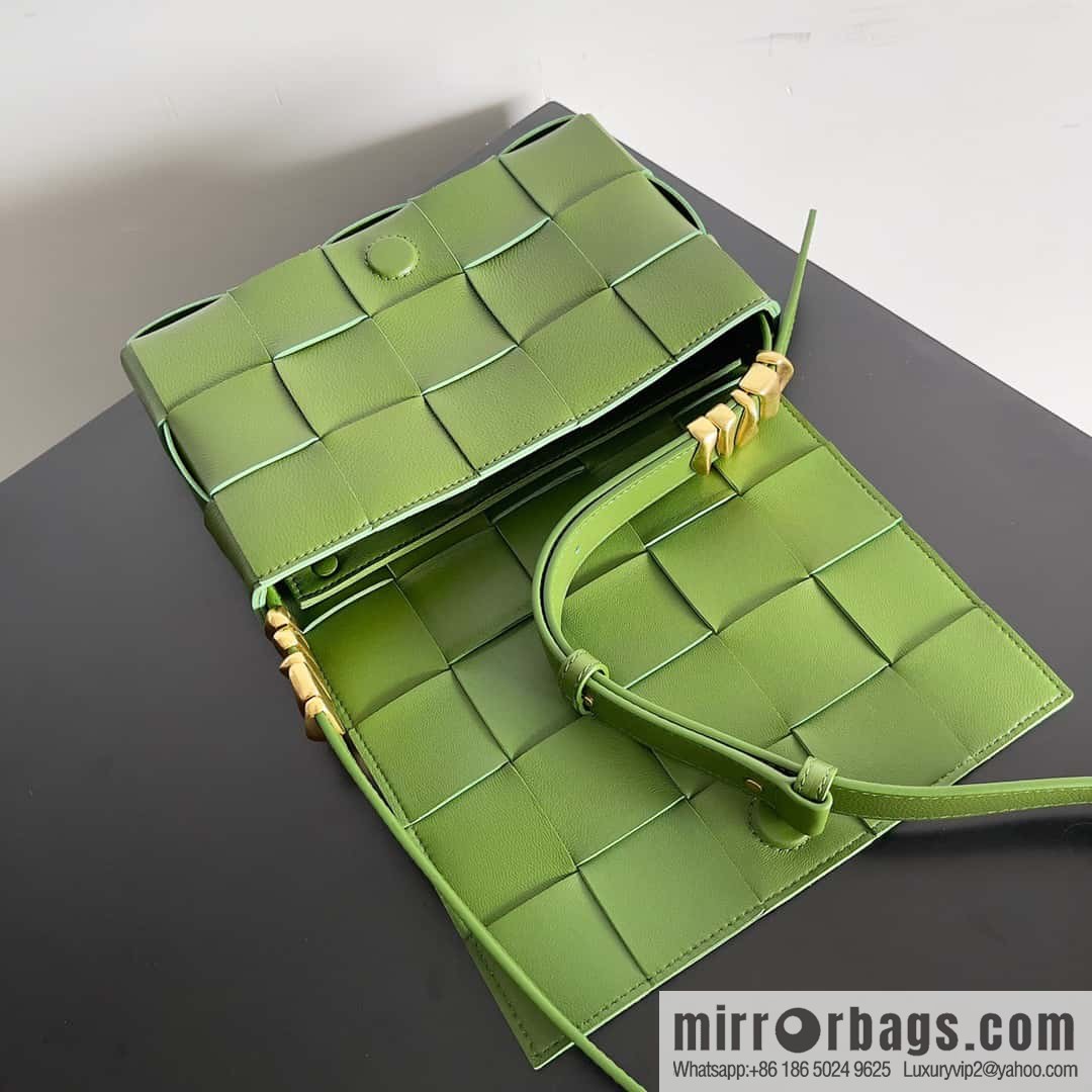 Bottega Veneta CASSETTE 23CM BAG Model; 666870 Sage Green