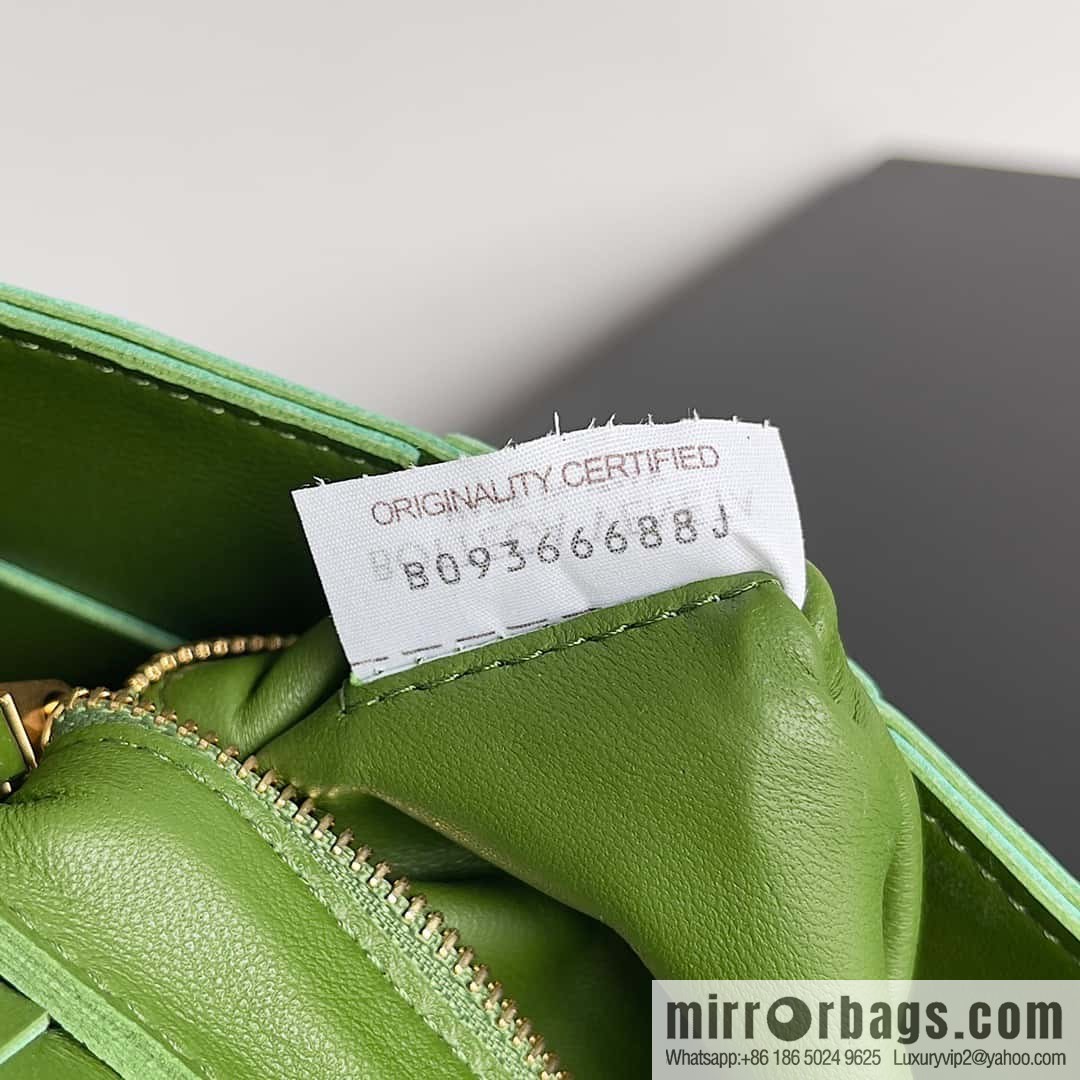 Bottega Veneta CASSETTE 23CM BAG Model; 666870 Sage Green
