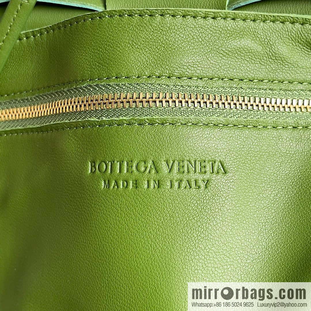 Bottega Veneta CASSETTE 23CM BAG Model; 666870 Sage Green