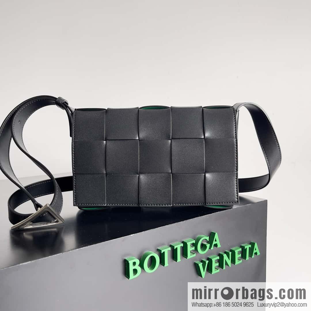 Bottega Veneta CASSETTE 23CM BAG model; 666870 black leather sheepskin
